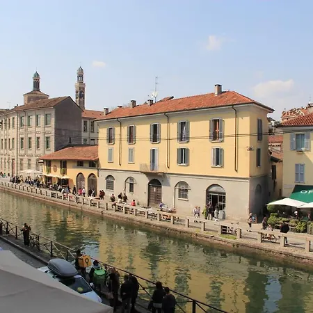 A Window On The Naviglio - B Milánó